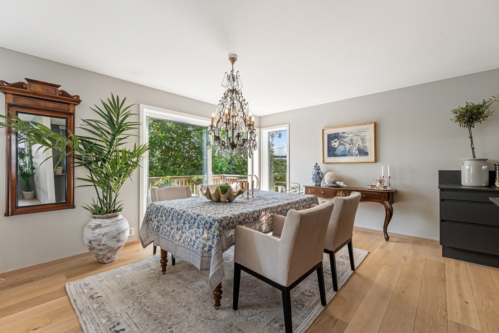 Stuen har gode møbleringsmuligheter med plass for sofagruppe, TV-seksjon, spisegruppe og annet passende møblement Galleribilde