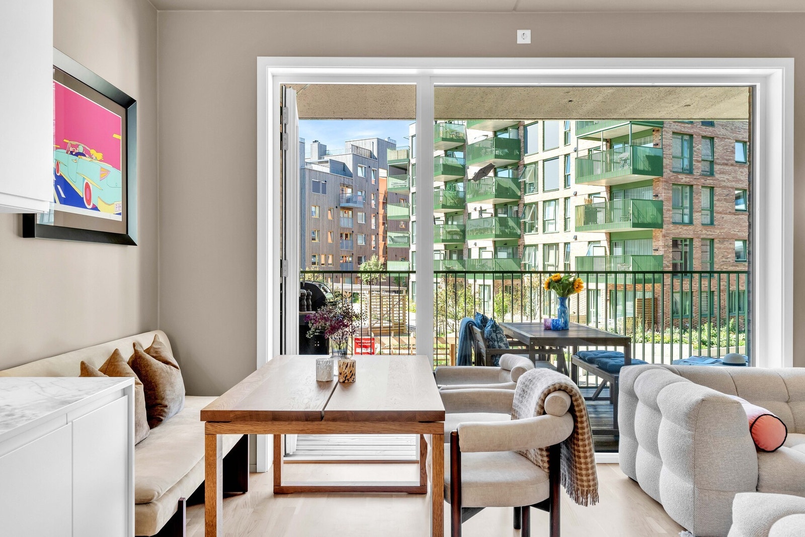 Fra stuen er det utgang til en romslig balkong på ca. 13 kvm, et fantastisk uterom som fungerer som en naturlig forlengelse av stuen. Galleribilde