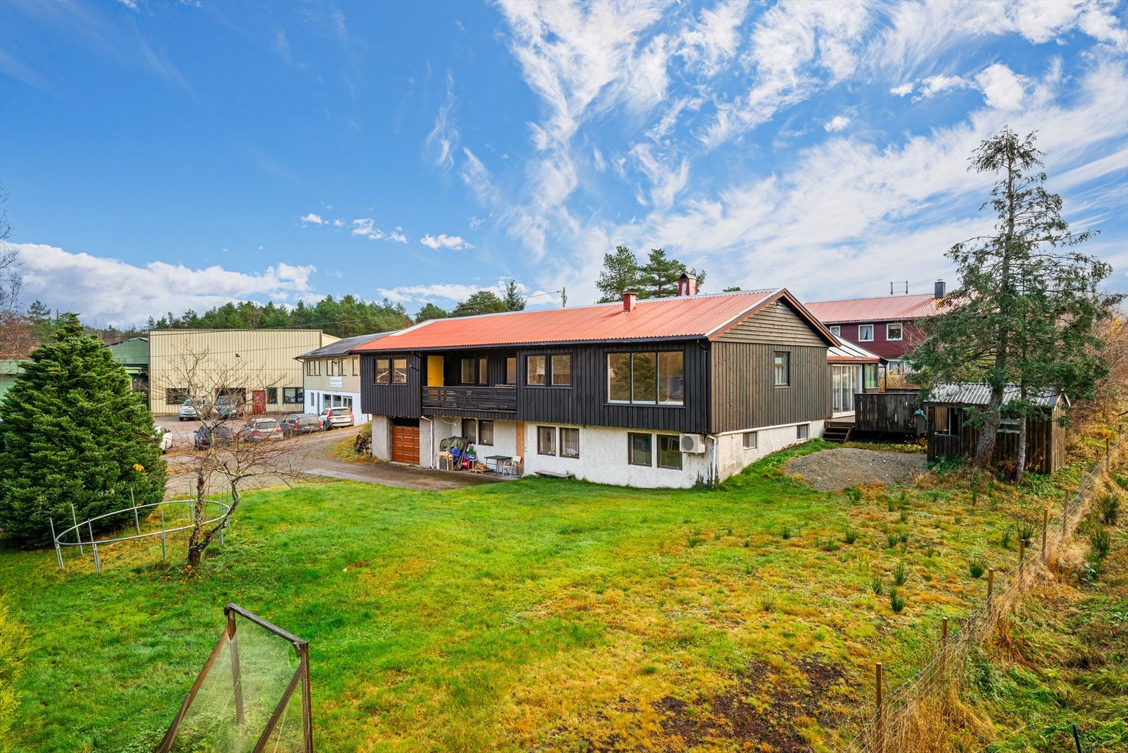 Fra eiendommen er det ca. 15 minutter med bil til sentrum av Kyrksæterøra hvor du finner et stort utvalg servicefunksjoner. Galleribilde