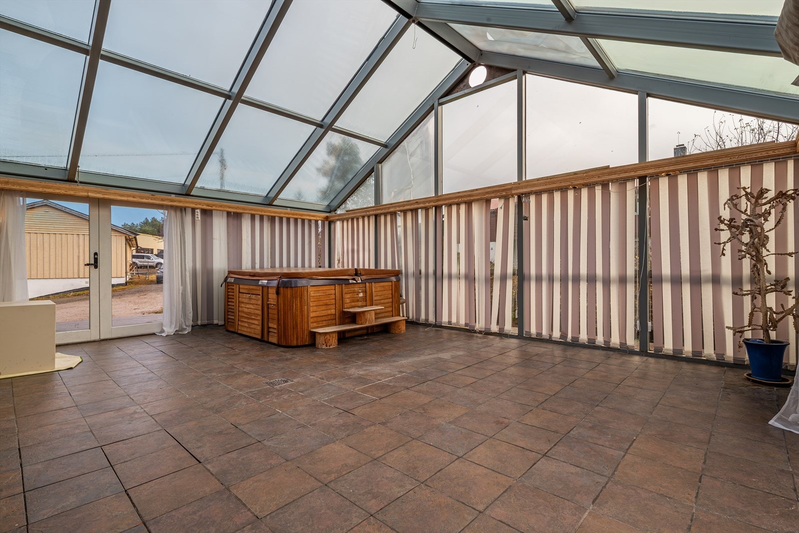 Hovedinngang til huset er i 1.etasje via vinterhagen. Vinterhagen er på ca. 42 kvm. med veranda på begge sider. Galleribilde