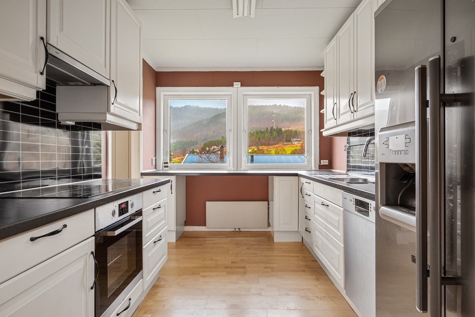 Fra stua kommer du inn i kjøkkenet som var pusset opp i 2009. Galleribilde