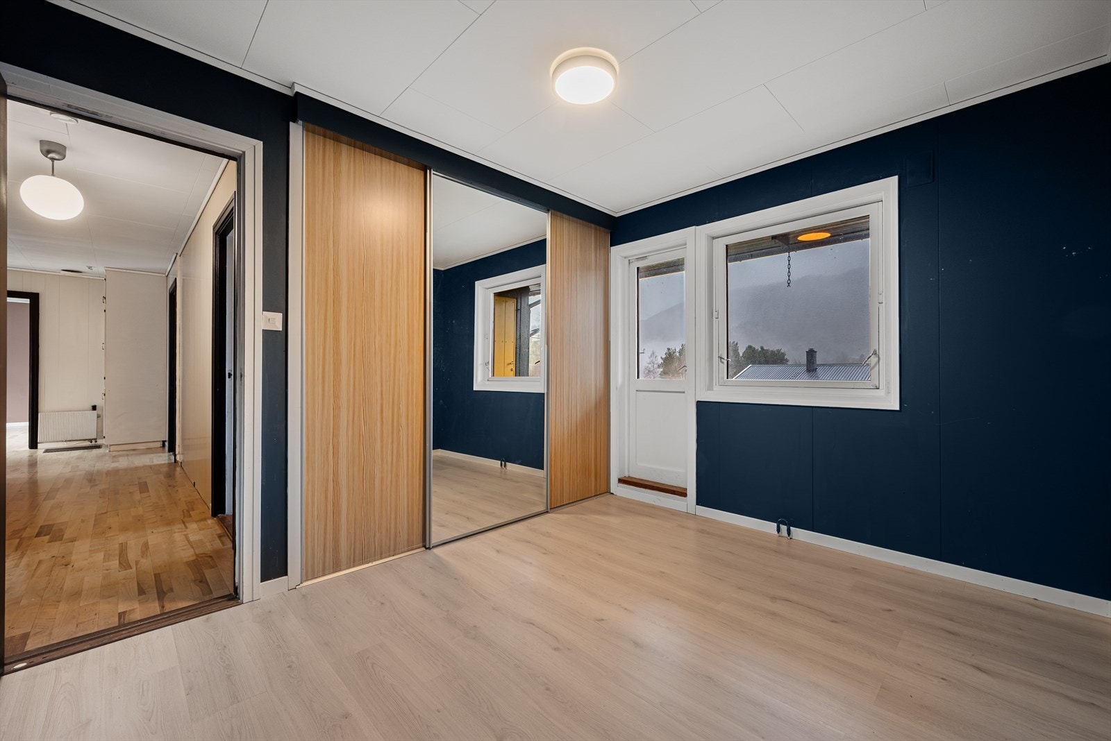 Hovedsoverommet er på ca. 11 kvm. Her er det utgang til balkong og en romslig skyvedørsgarderobe langs den ene veggen. Galleribilde