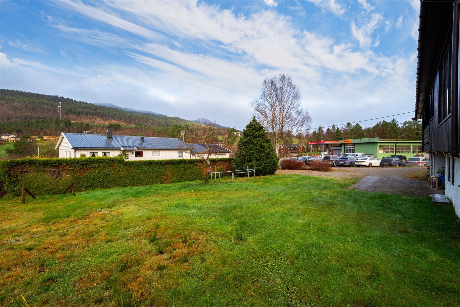 Vinjeøra ligger i naturskjønne omgivelser innerst i Vinjefjorden, bare 1,5 time kjøring fra Trondheim. I nærområdet er det godt tilrettelagt for friluftsliv med fiske og bading i Vinjefjorden, samt turer i skog og mark både sommer og vinter. Galleribilde