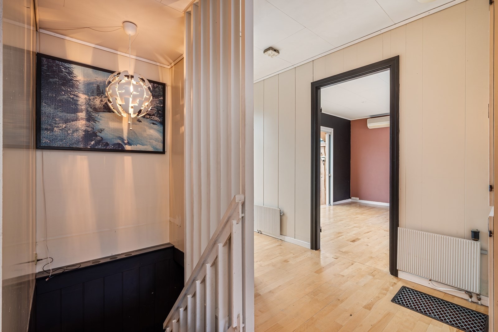 Fra gangen er det trapp ned til underetasjen. Galleribilde