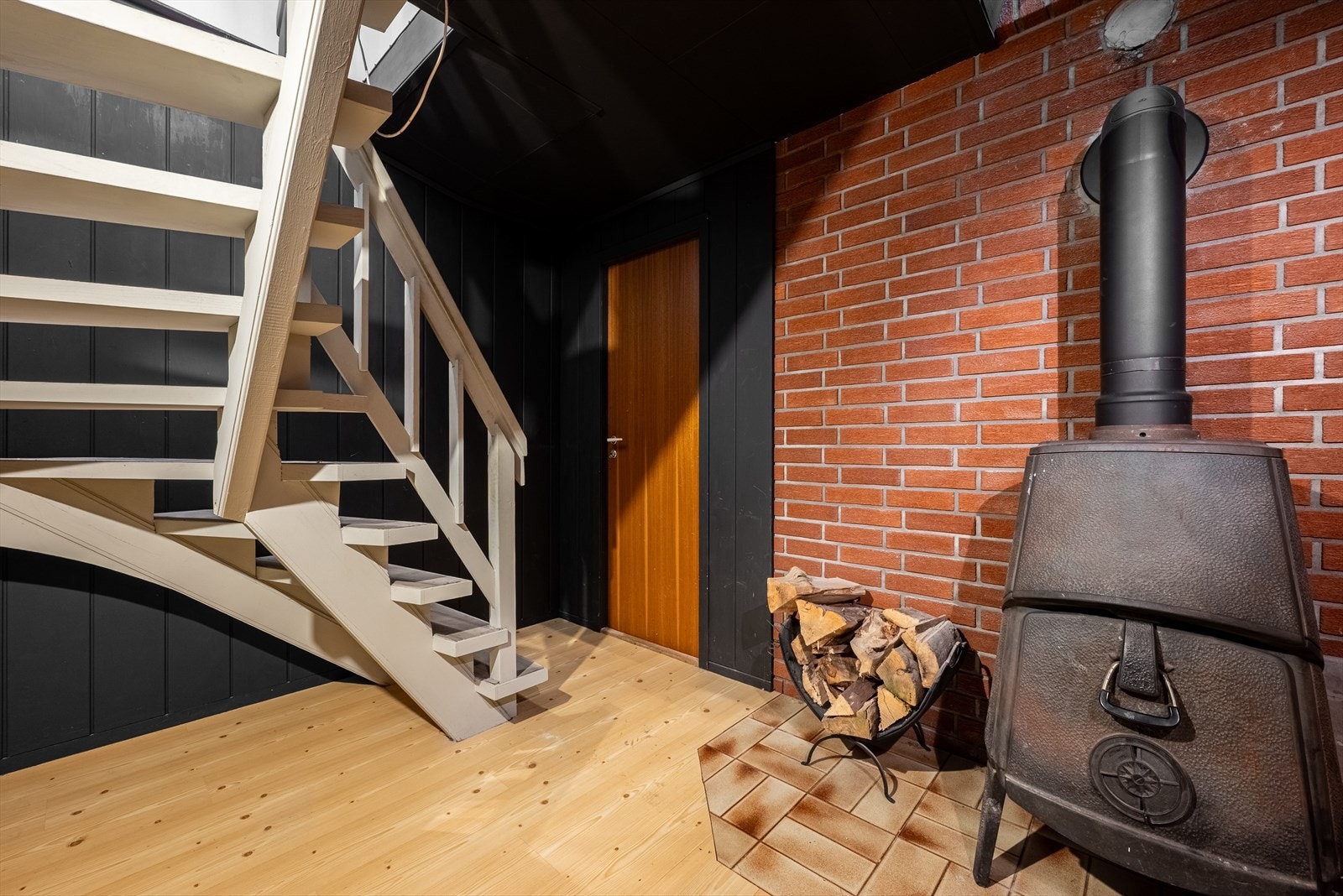 Her er det adkomst til en hybelleilighet som har egen inngang fra bakkeplan foran huset. Videre er det lagerrom og teknisk rom med god oppbevaringsplass. Galleribilde