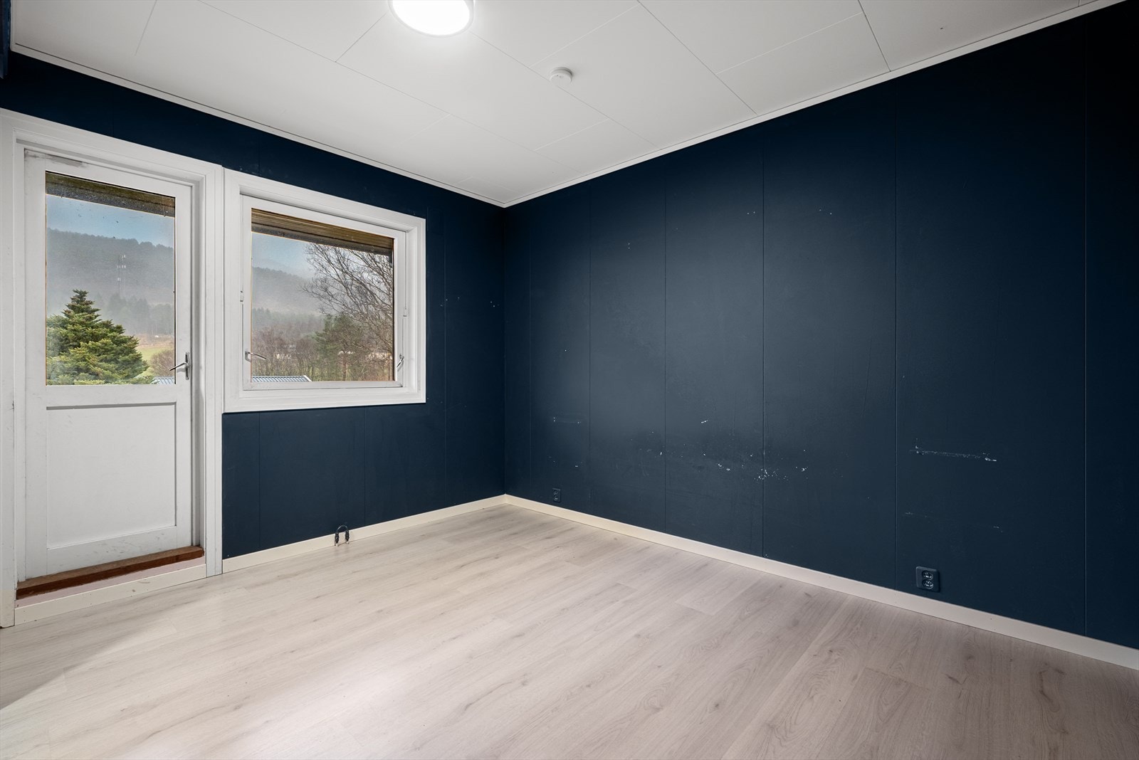 Fra balkongen er det dør inn til garasje/verksted. Galleribilde