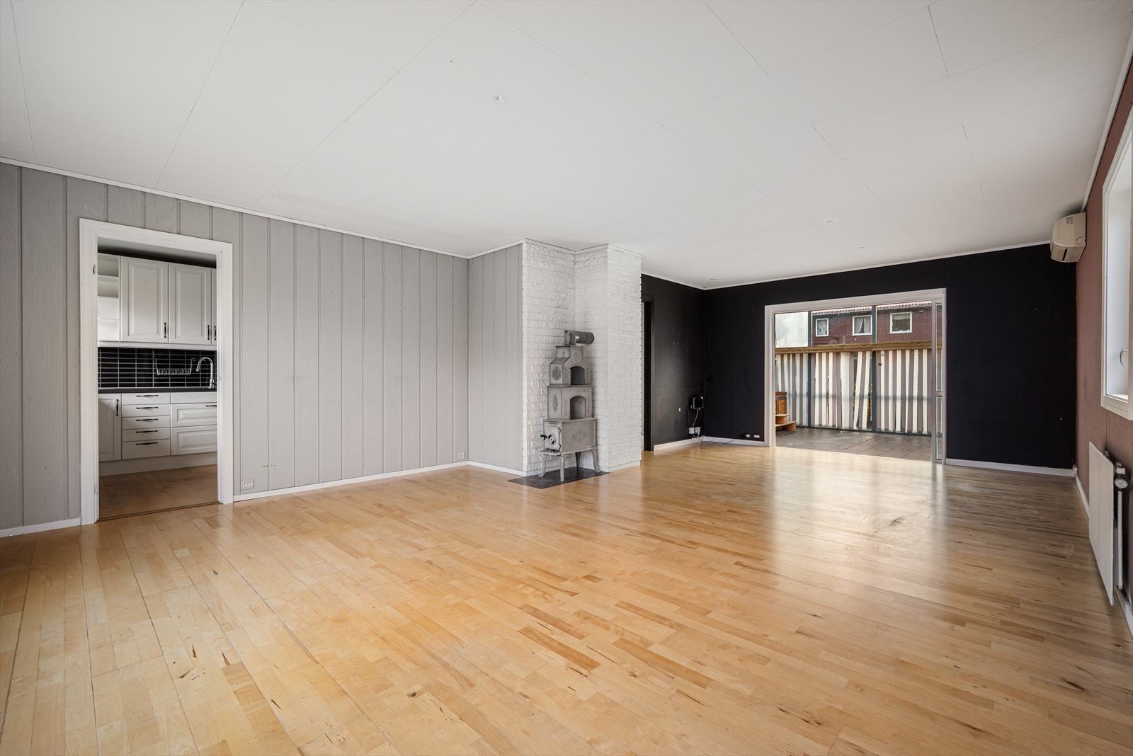 Romslig stue med god plass for både spisestuemøbler og sofagruppe. Galleribilde