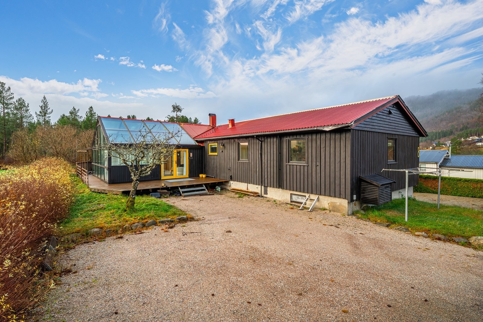 Boligen ble opprinnelig oppført ca. 1974 og er senere tilbygd med to garasjer og vinterhage. Galleribilde