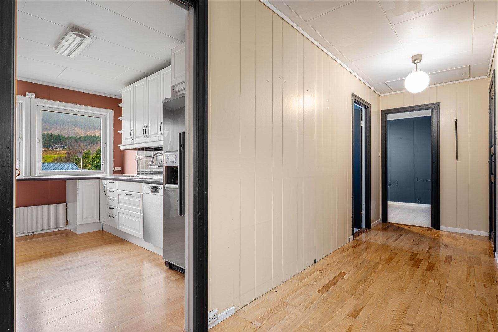 Både stue, kjøkken og gang har parkett på gulvet. Galleribilde