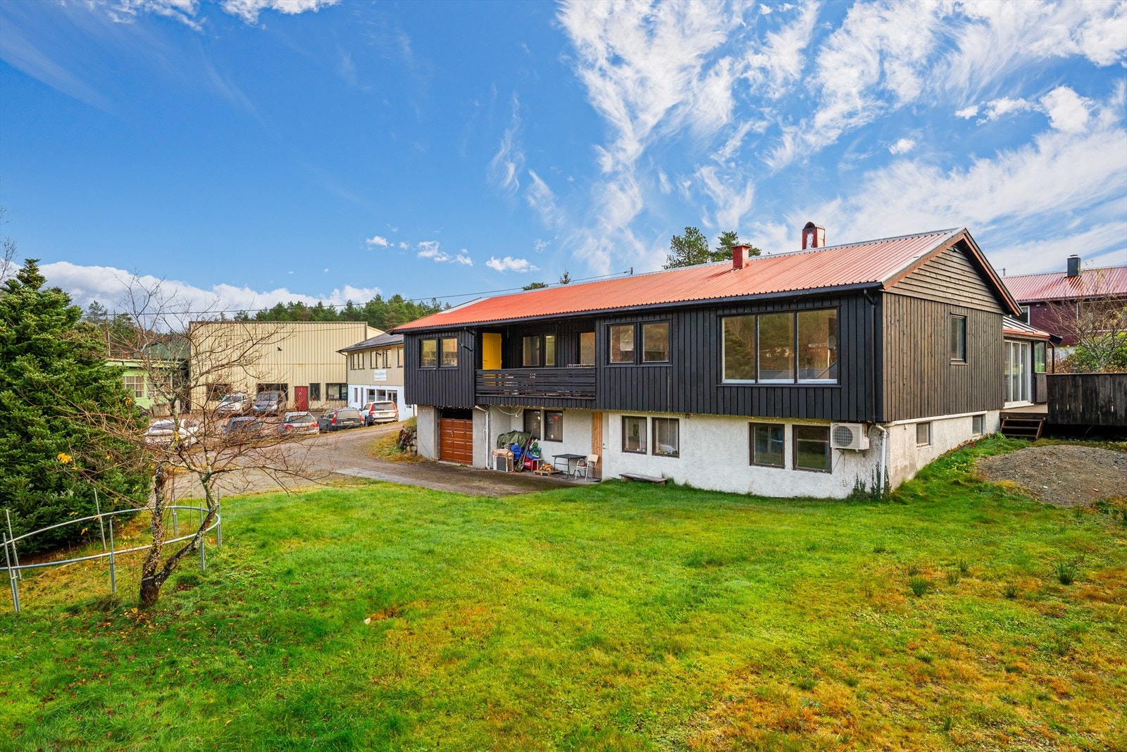 Romslig enebolig med utleiemulighet beliggende på Vinjeøra i Heim Kommune. Galleribilde