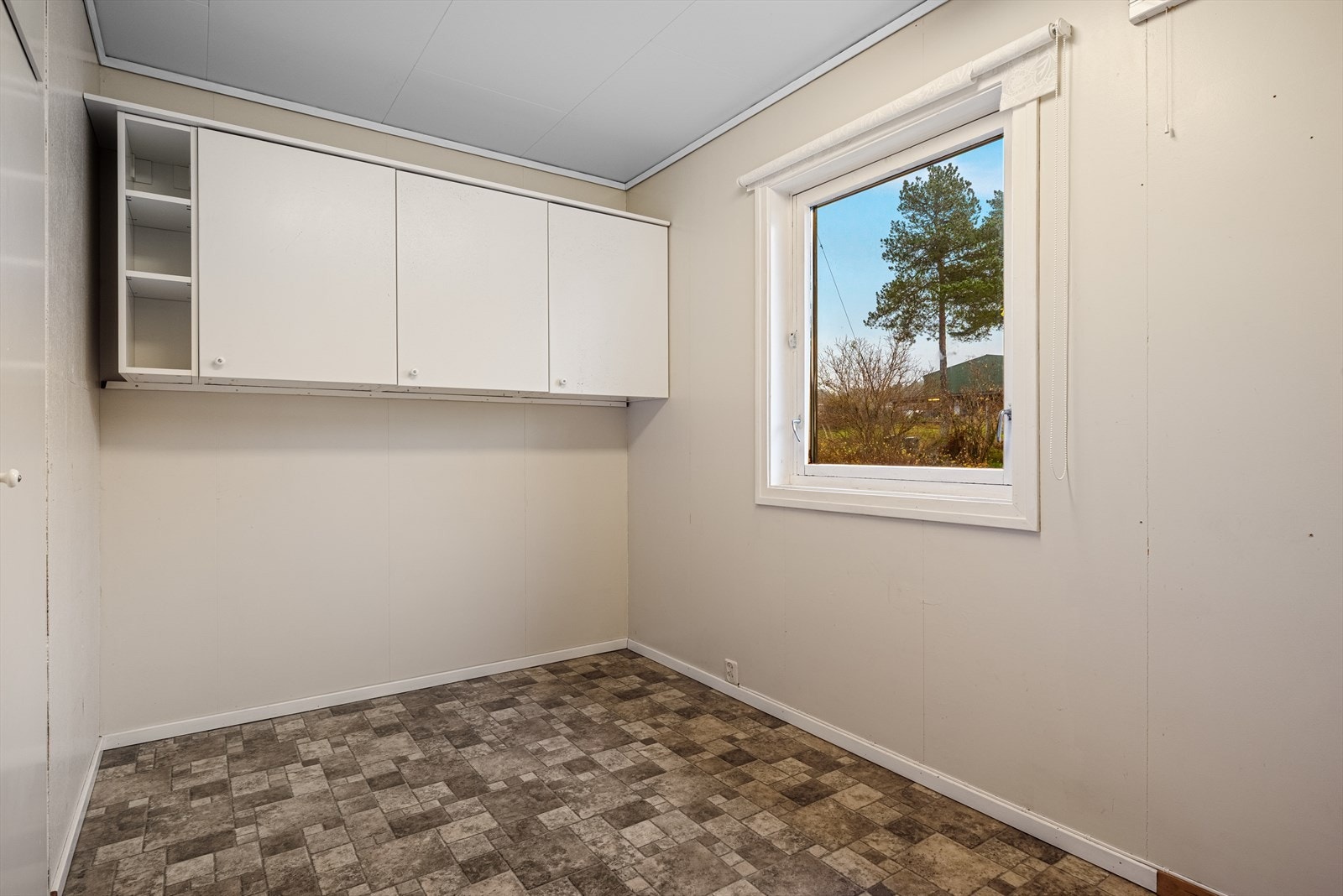 Innenfor badet er det et garderoberom med god oppbevaringsplass. Dette rommet var opprinnelig inntegnet som soverom i byggetegningene. Galleribilde