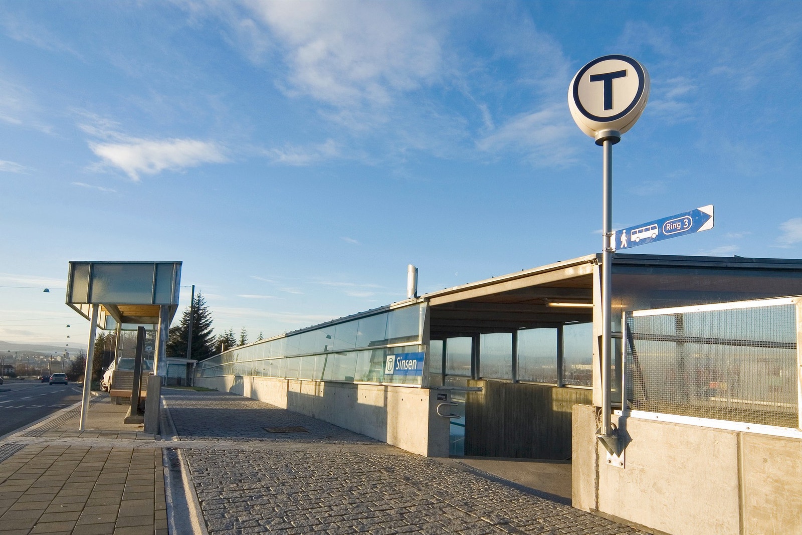 Området har et svært bredt kollektivtilbud med T-bane, trikk, buss og flybuss i gangavstand. Fra Sinsen, Grefsenveien og Hans Nielsen Hauges gate kommer du deg enkelt til hele byen. Galleribilde