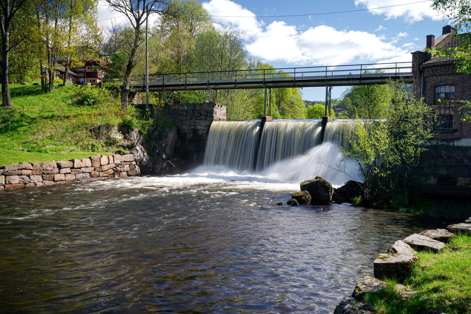 Langs Akerselva finner du flere grønne oaser med badeplasser, fiske og stier. Brekkedammen ved Frysja er populær for både bading og piknik, mens Nydalen byr på tilrettelagte badeplasser nær byliv og kaféer. Galleribilde