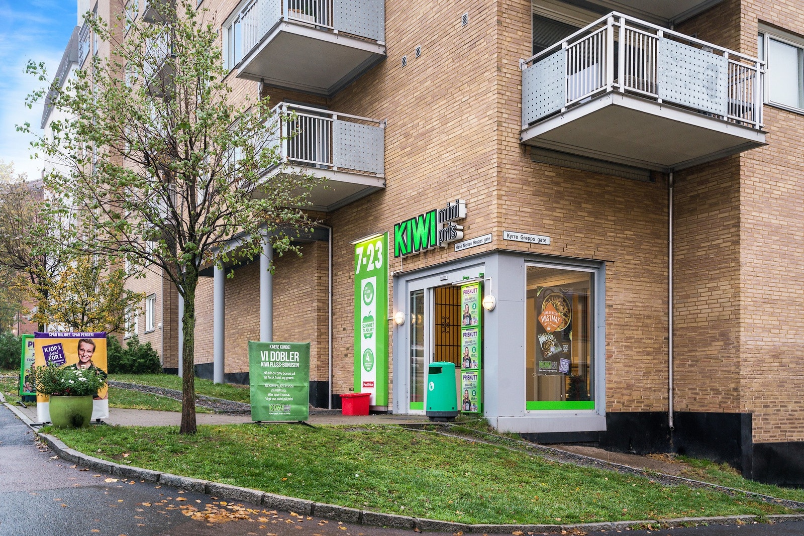 Kiwi ligger kun et par minutters gange fra boligen og er nærmeste dagligvarebutikk. Det er også kort vei til Rema 1000 og søndagsåpen Joker i nærområdet - alt du trenger innen få minutter. Galleribilde