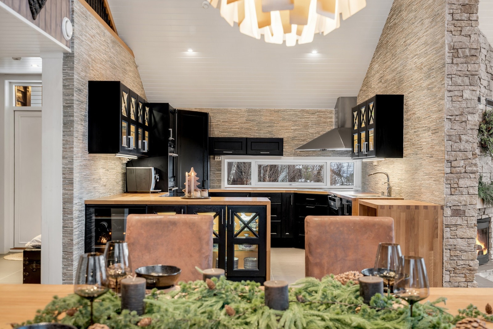 Åpen løsning mellom spisestue og kjøkken - her kan 'kokken' være sosial med gjester og familie mens maten tilberede Galleribilde