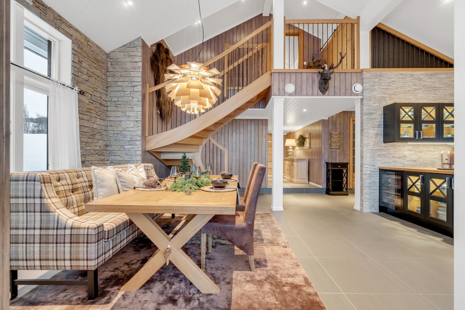 Åpen løsning i 1. etasje med elegant trapp opp til 2. etasje - gir en luftig og moderne romfølelse Galleribilde