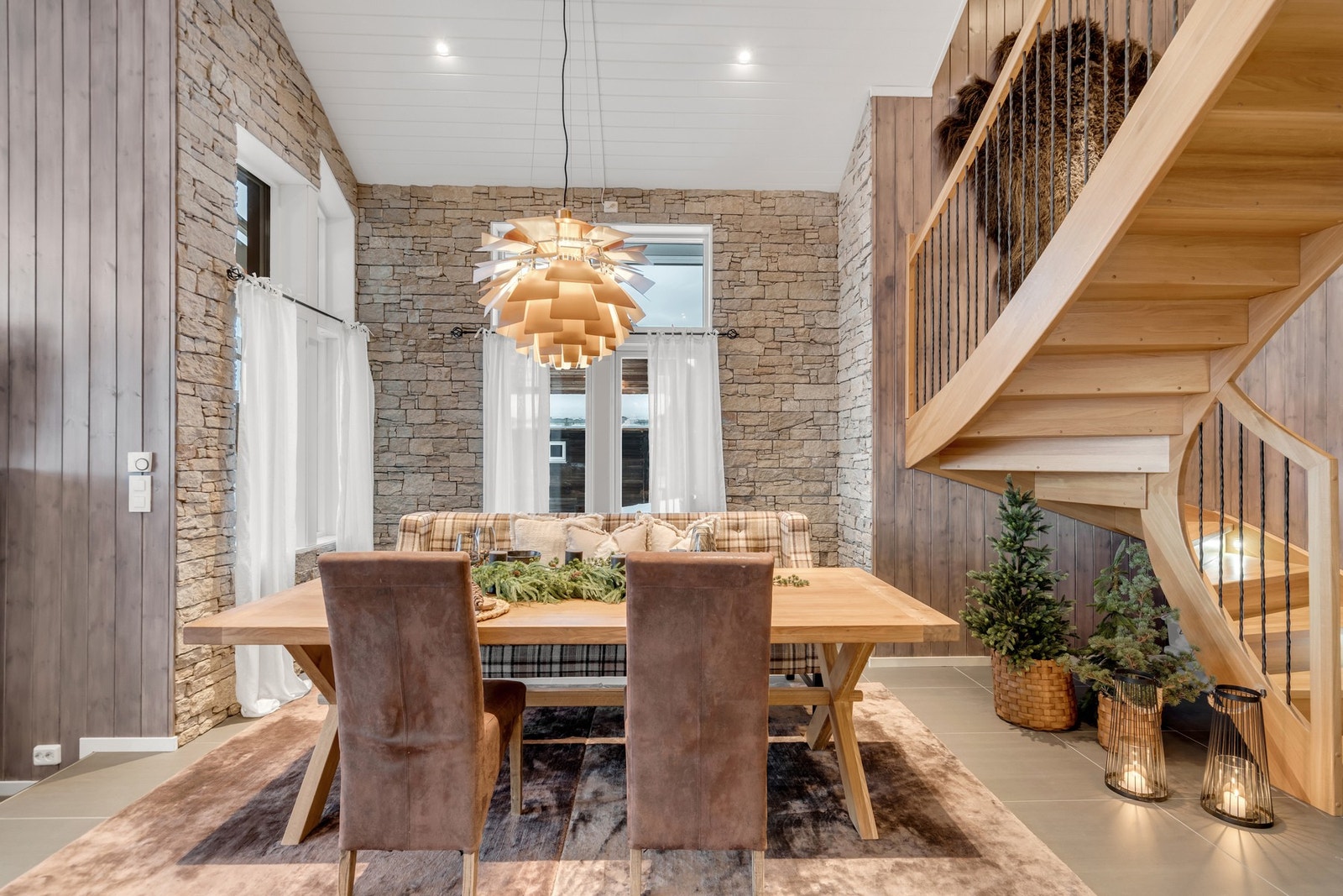 Spisebordavdelingen er omkranset av den samme elegante skifersteinen som i stuen - gir en helhetlig og eksklusiv stil Galleribilde