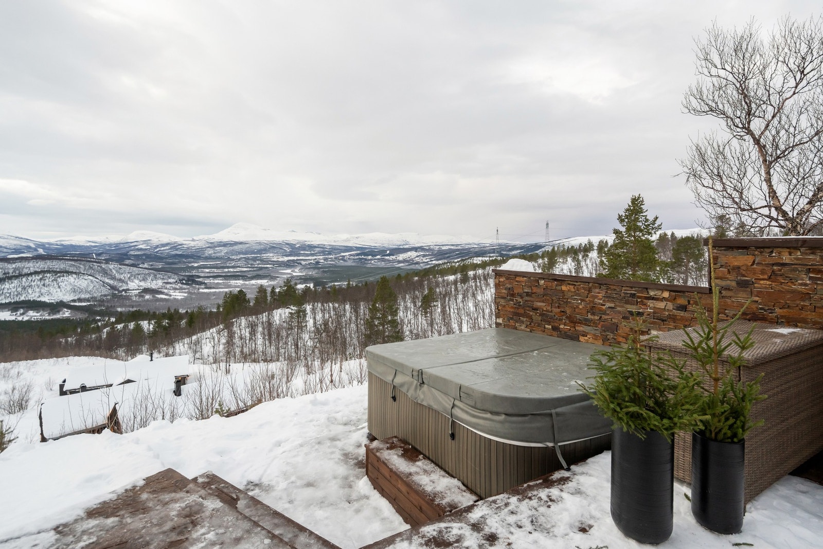 Her kan du nyte den spektakulære utsikten fra det store boblebadet - plass til hele 9 personer for maksimal komfort og hygge. Galleribilde