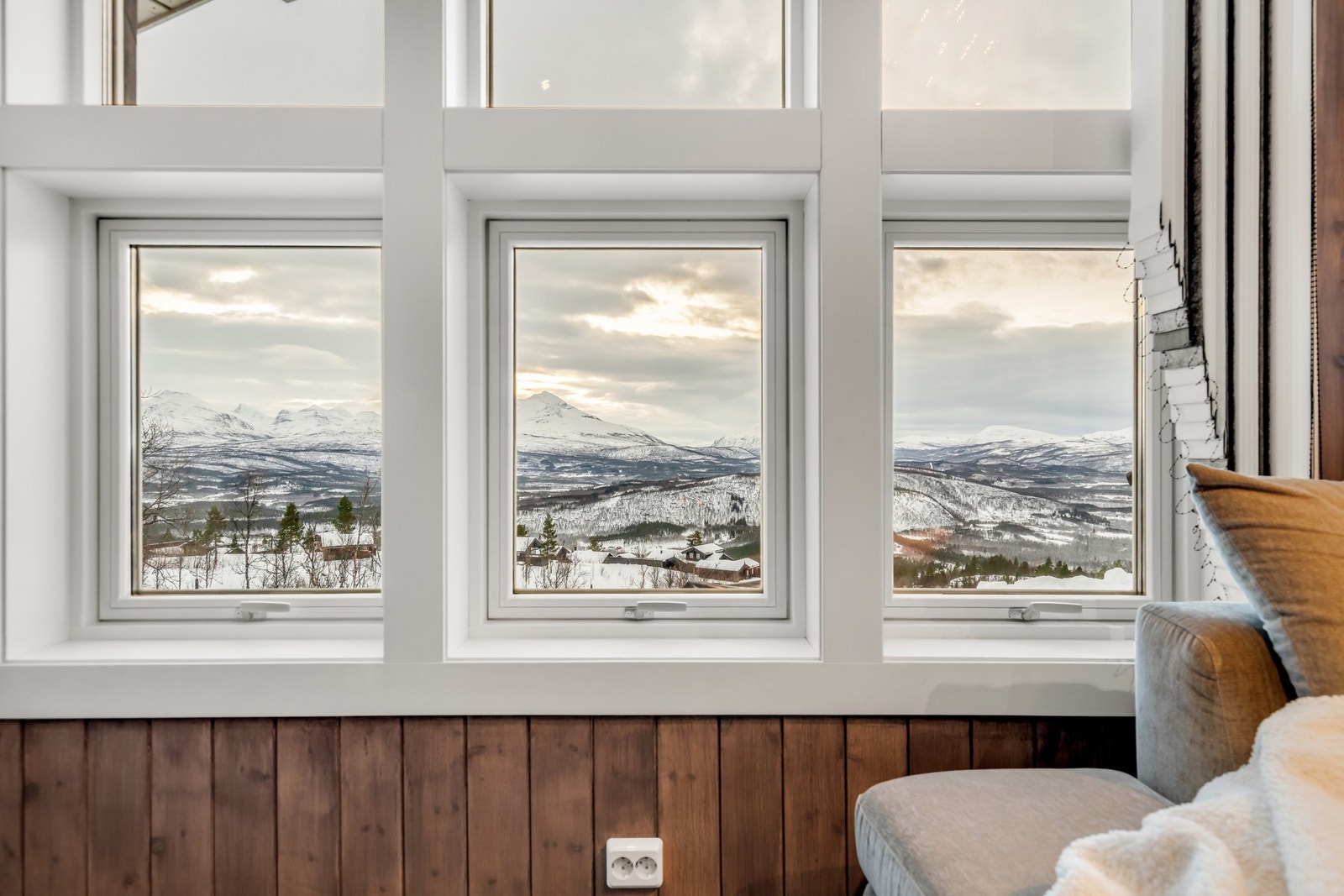 Detalj fra stuen - elegante vinduer som gir rikelig lys og rammer inn den vakre utsikten Galleribilde