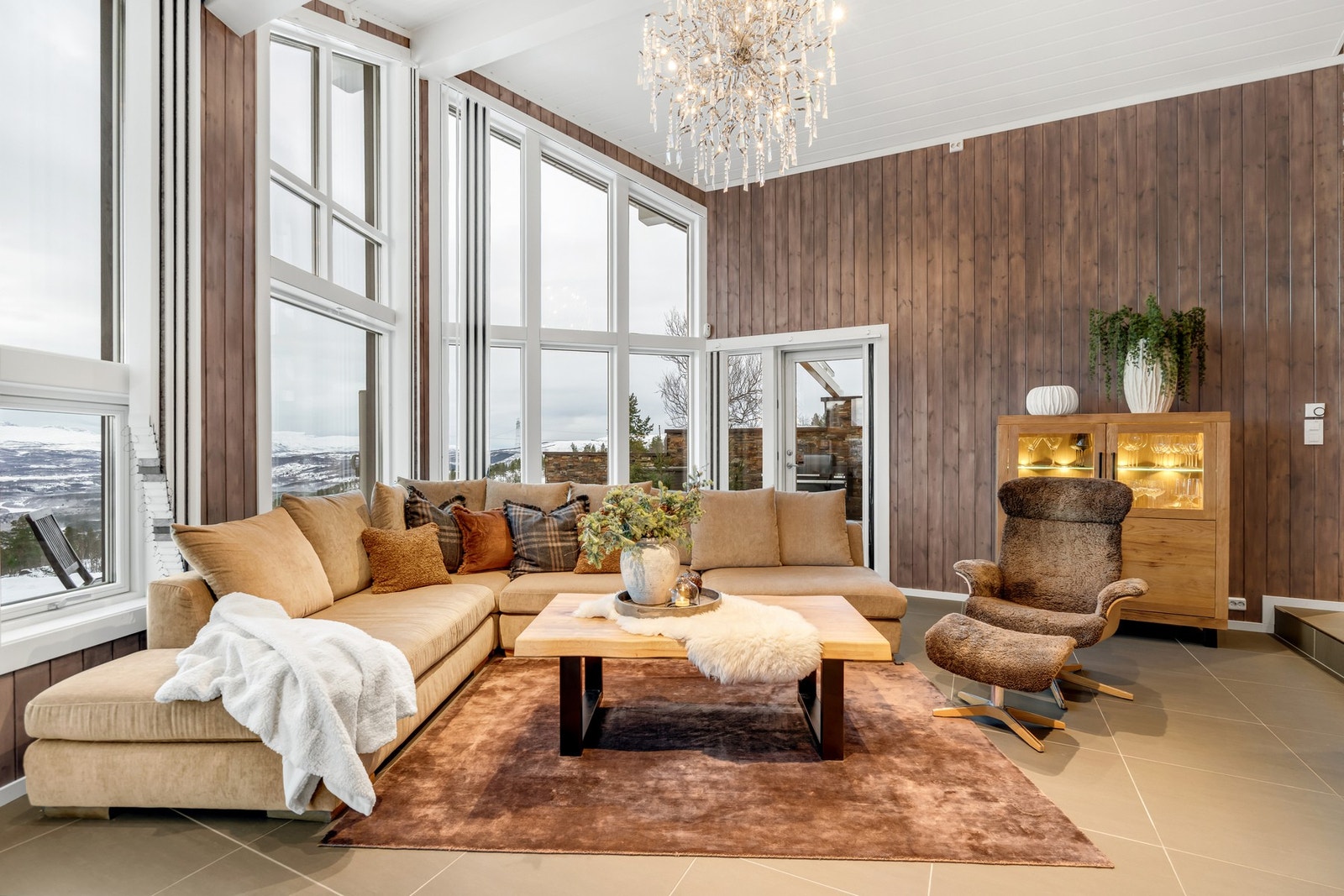 Stue med smakfullt inventar - alt følger med i handelen, slik at du kan flytte rett inn og nyte den eksklusive atmosfæren Galleribilde