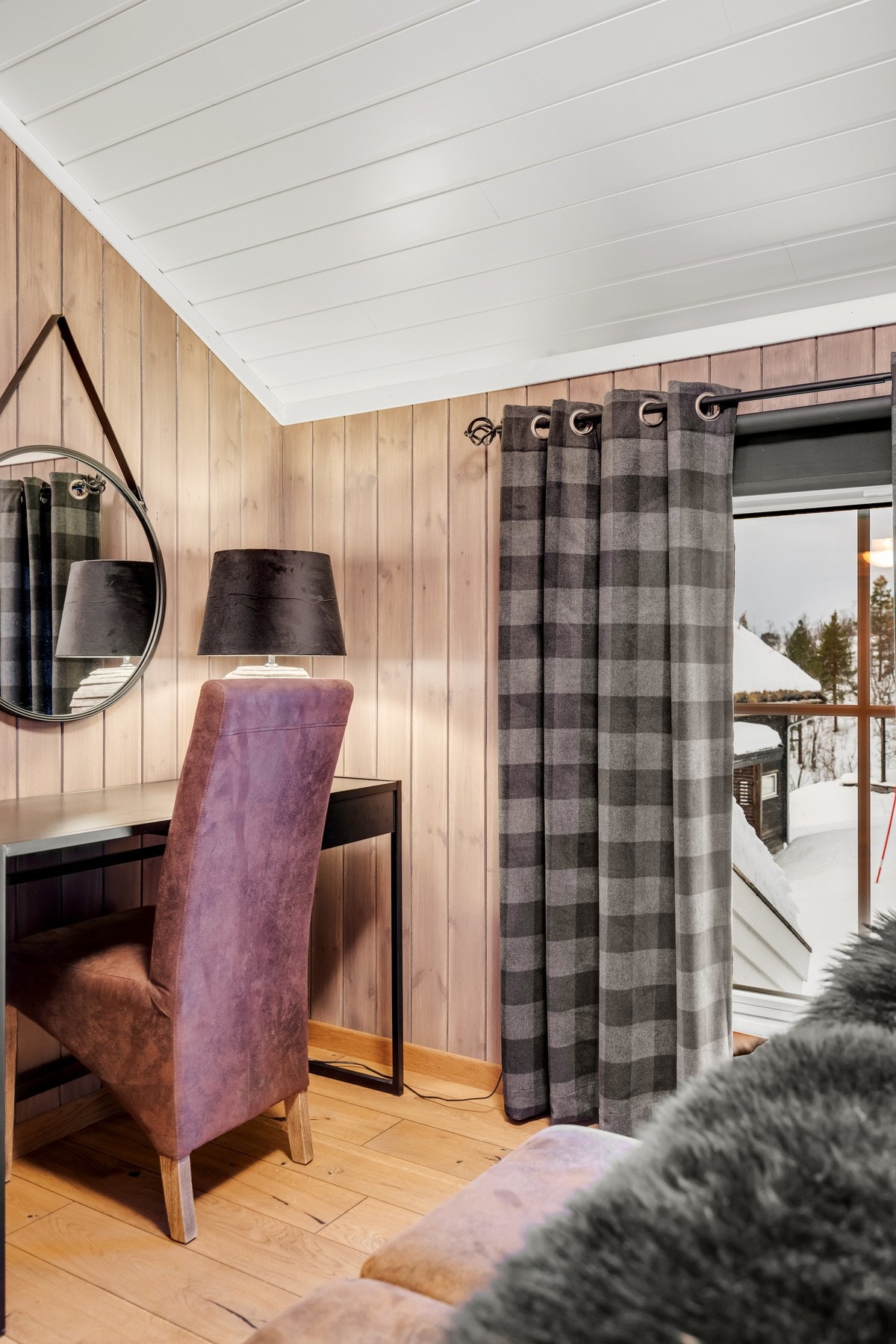 Praktisk kontorplass - perfekt for å få unna daglige gjøremål og holde oversikt, selv når du er på hytta. Galleribilde