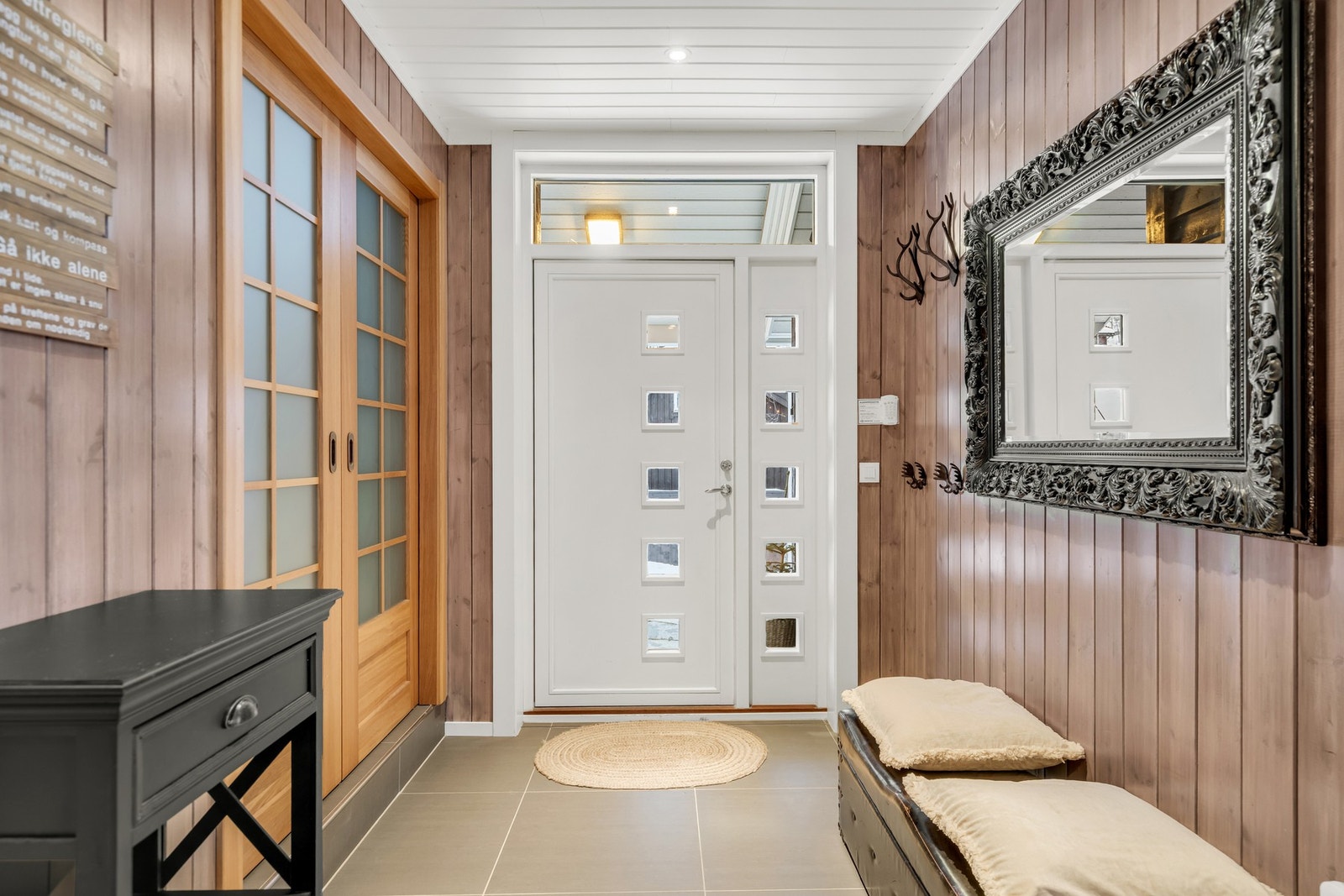 Velkommen inn! Stor og flott gang med flislagt gulv og varme - gir en lun og eksklusiv velkomst Galleribilde