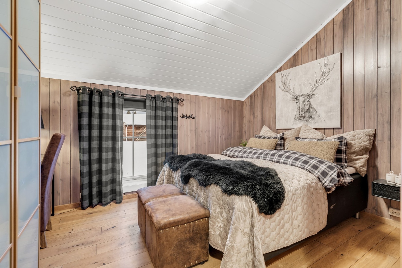 Soverom i 2. etasje med god garderobeløsning og avsatt plass til hjemmekontor - perfekt for å ta jobben med på hytta. Galleribilde