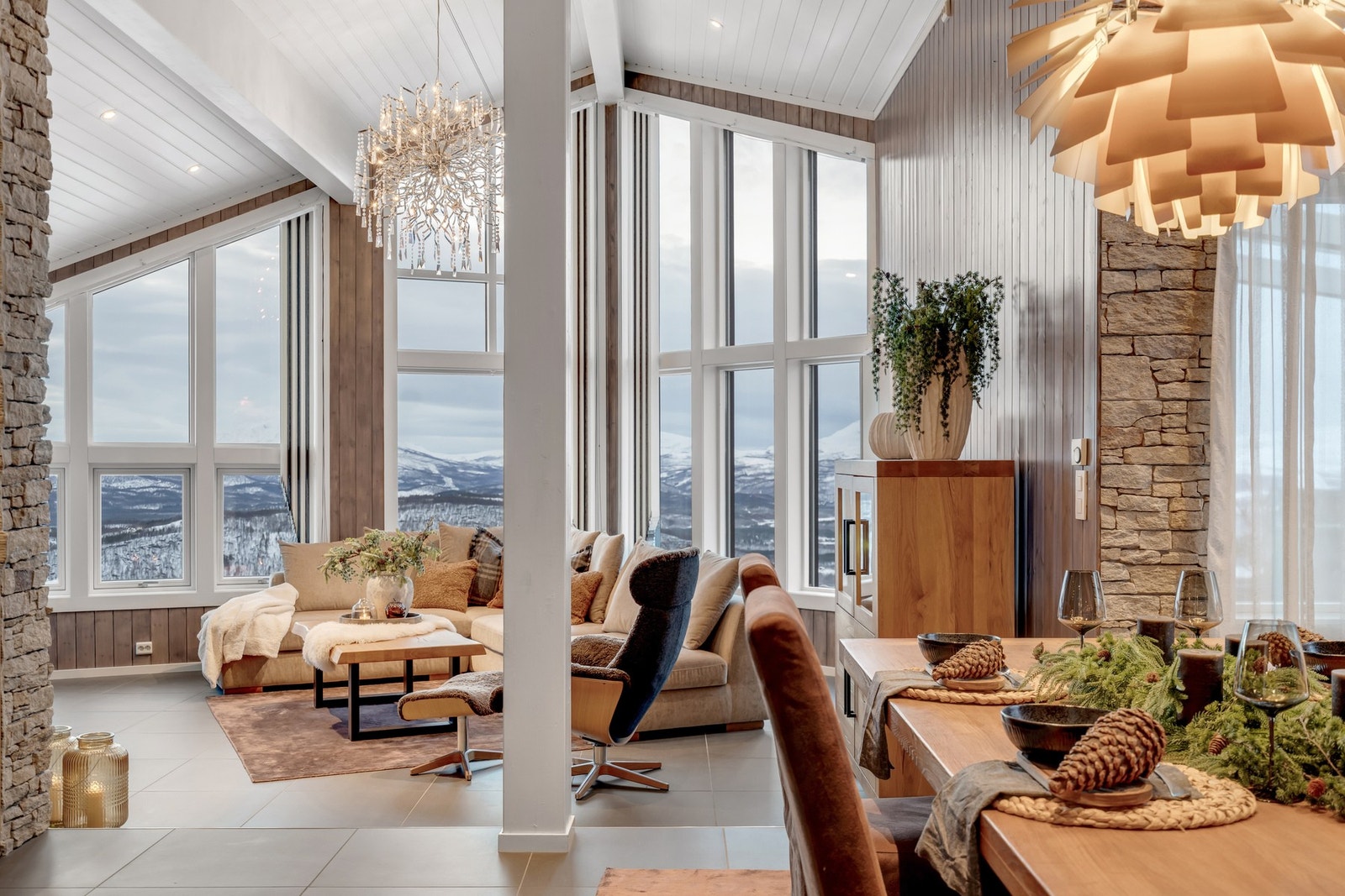 Stor og romslig stue med åpen løsning mellom stue, spisestue og kjøkken - perfekt for sosiale sammenkomster og hyggelige måltider. Galleribilde