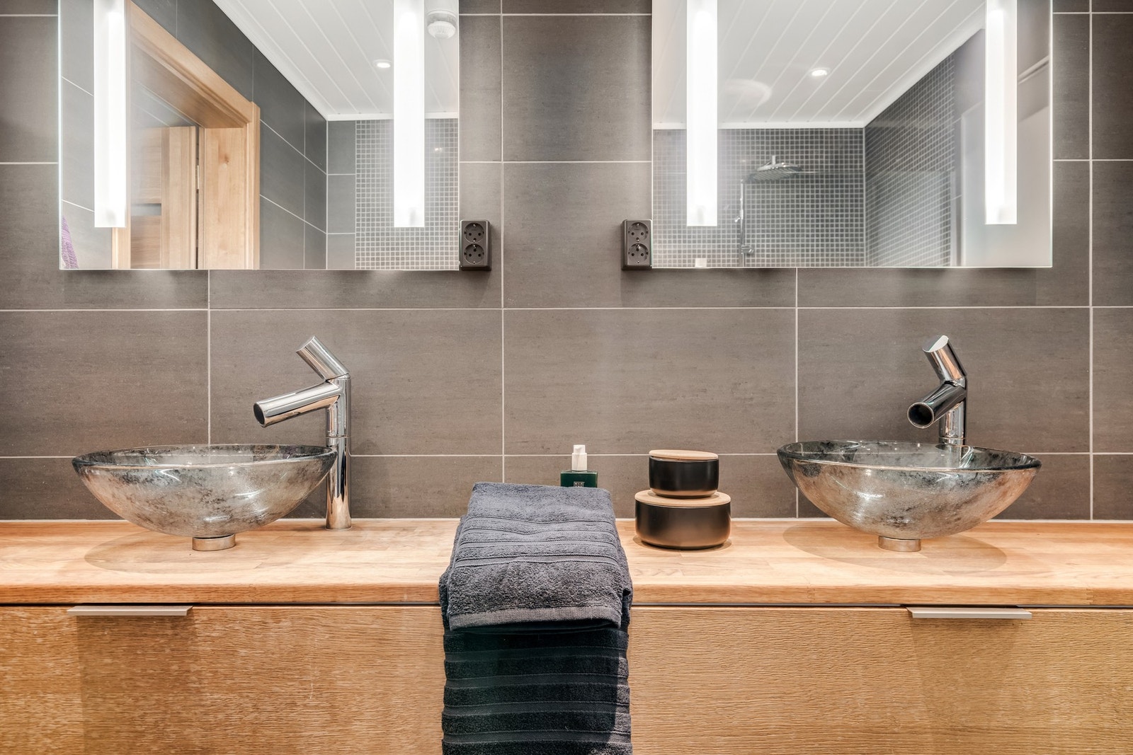 Eksklusiv og påkostet innredning på badet - gjennomført kvalitet og stil for en luksuriøs opplevelse Galleribilde