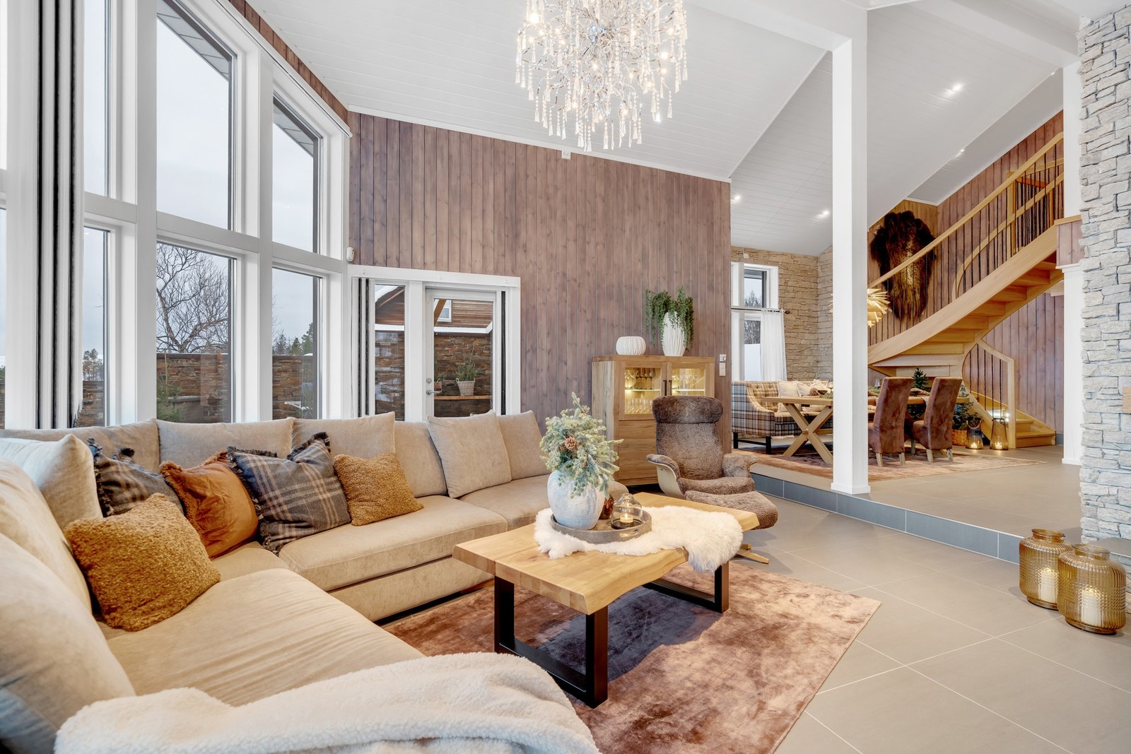 Stor og luftig stue med flislagt gulv og varme. Imponerende takhøyde og store vinduer som gir rikelig lys og en fantastisk romfølelse. Galleribilde