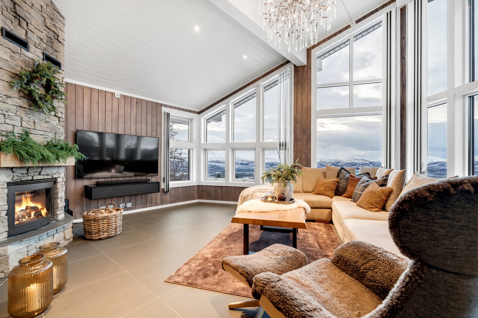 Stuen har også vedfyring - perfekt for koselige kvelder med varme og stemning Galleribilde