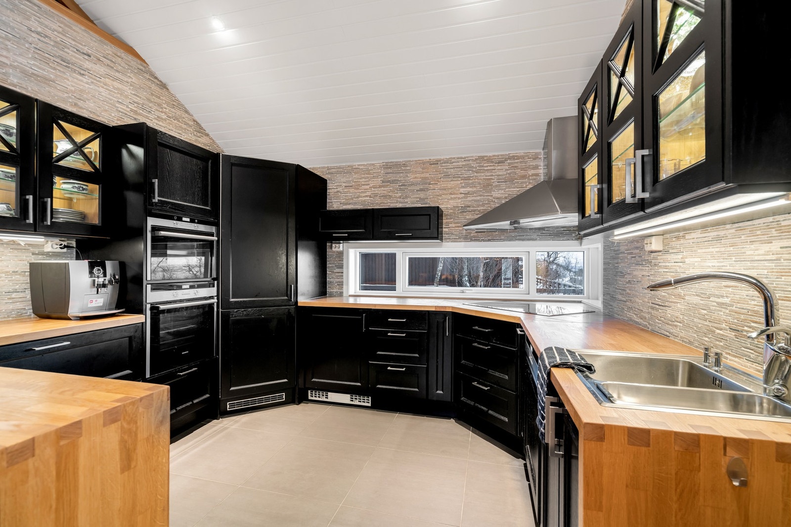 Her er det rom for både kulinariske opplevelser og hyggelige stunder med gjestene - et kjøkken som inviterer til samvær Galleribilde