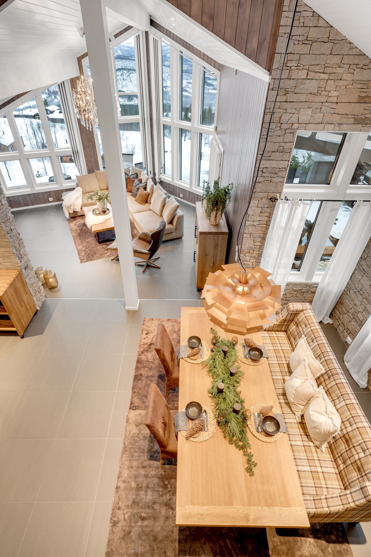 Åpen løsning mellom 1. og 2. etasje - gir en luftig og moderne romfølelse med flott arkitektonisk design Galleribilde