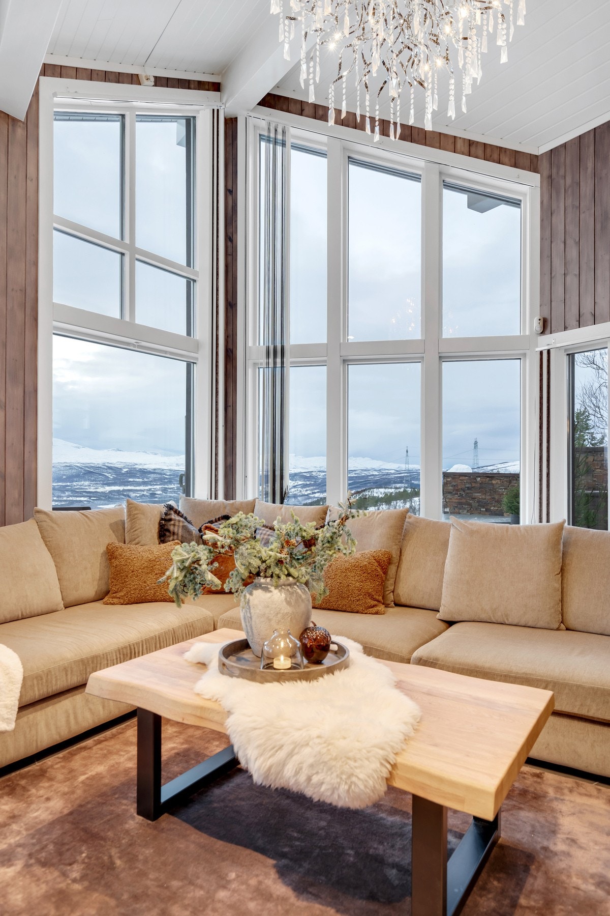 Detaljer fra stuen - store vinduer som slipper inn lys og gir fantastisk utsikt Galleribilde