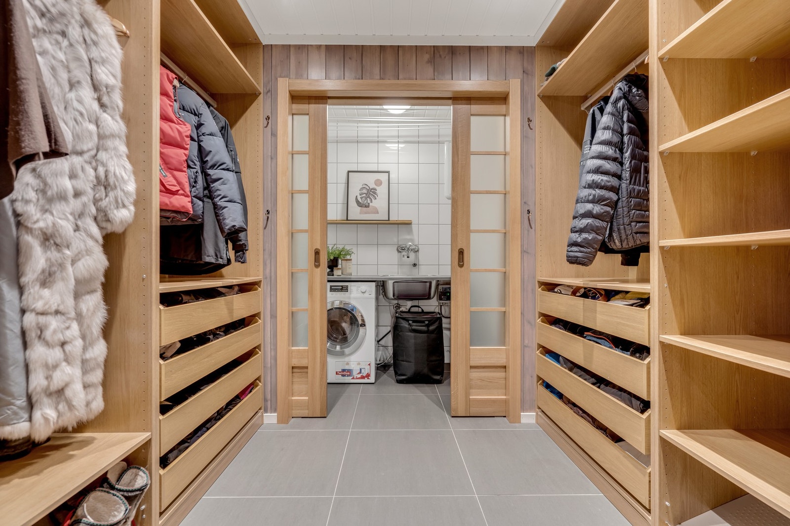 Rett innenfor inngangspartiet finner du rikelig garderobeplass og direkte adkomst til vaskerom - praktisk og funksjonelt Galleribilde