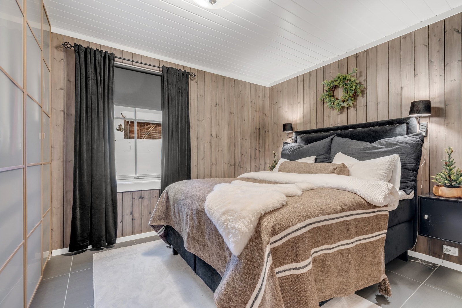 Soverom i 1. etasje med stor, innbydende dobbeltseng og praktisk skyvedørsgarderobe som gir god
oppbevaringsplass. Galleribilde