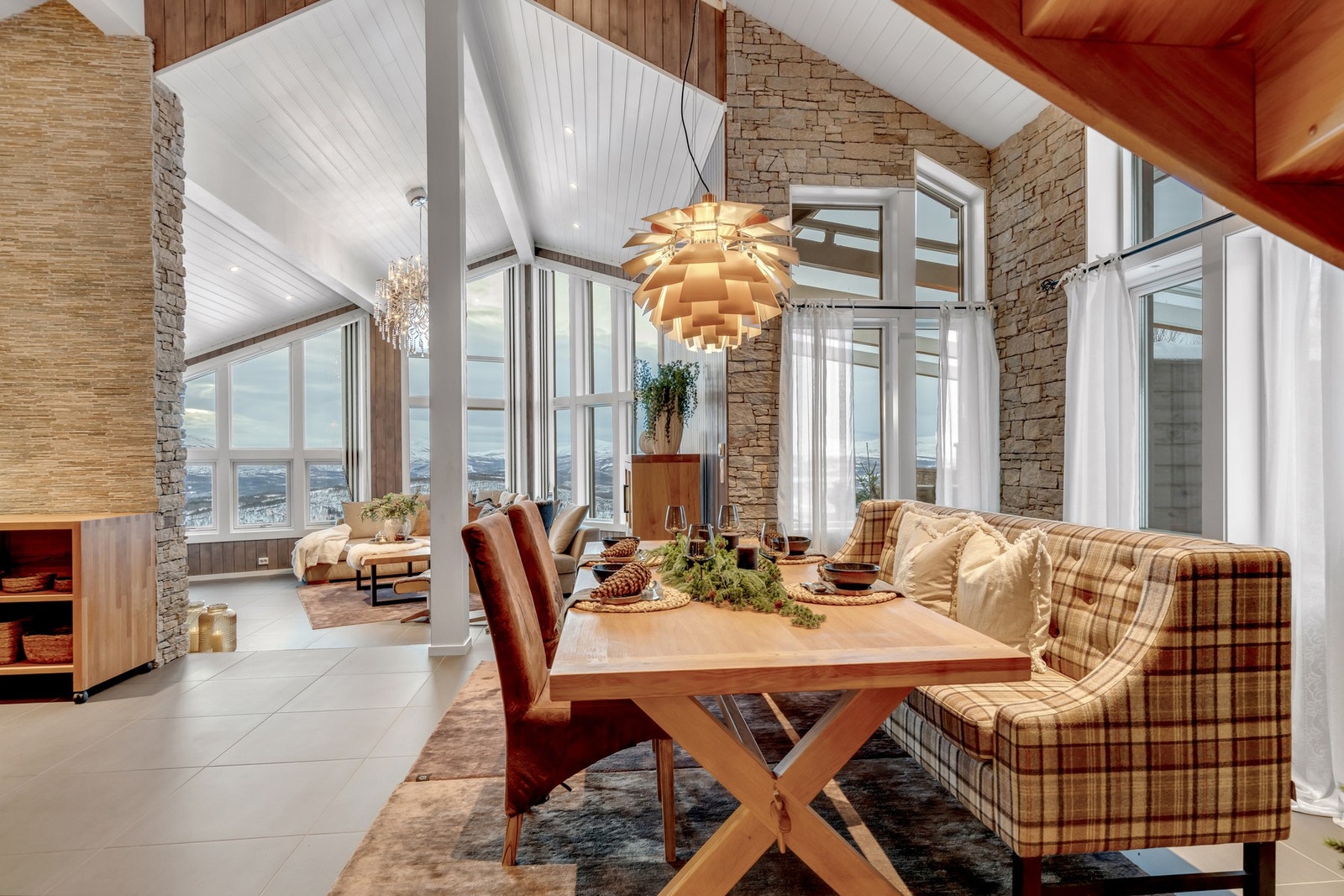 Spisestue med god plass til sosiale sammenkomster - alt inventar medfølger, slik at du kan flytte rett inn Galleribilde