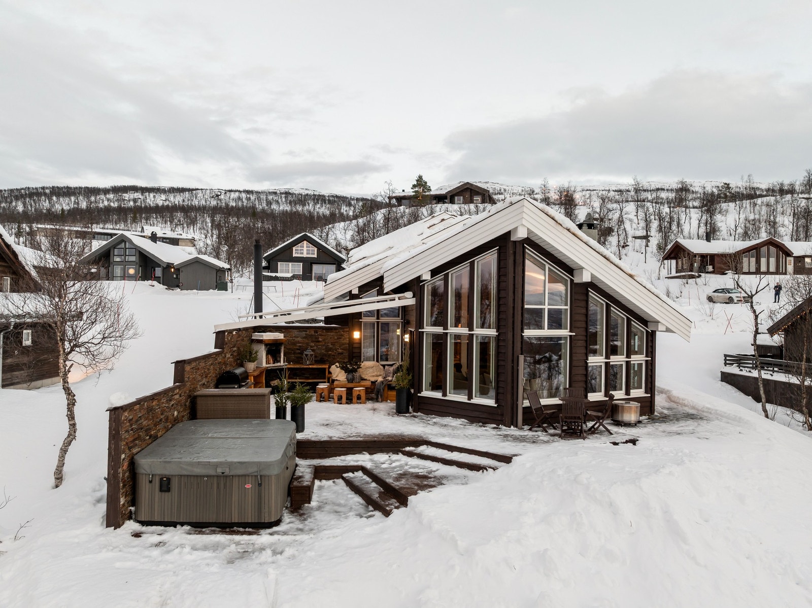 Fasade med flotte utearealer - perfekt for sosiale sammenkomster og avslappende dager i naturskjønne omgivelser. Galleribilde