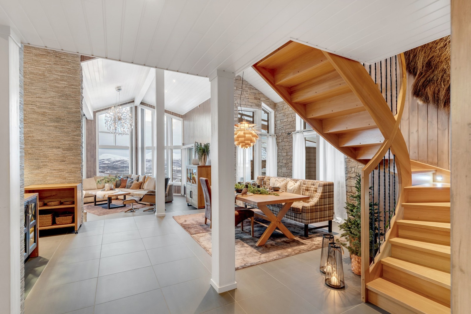 Åpen løsning mellom stue og spisestue - her er det god plass til en stor familie og hyggelige måltider Galleribilde