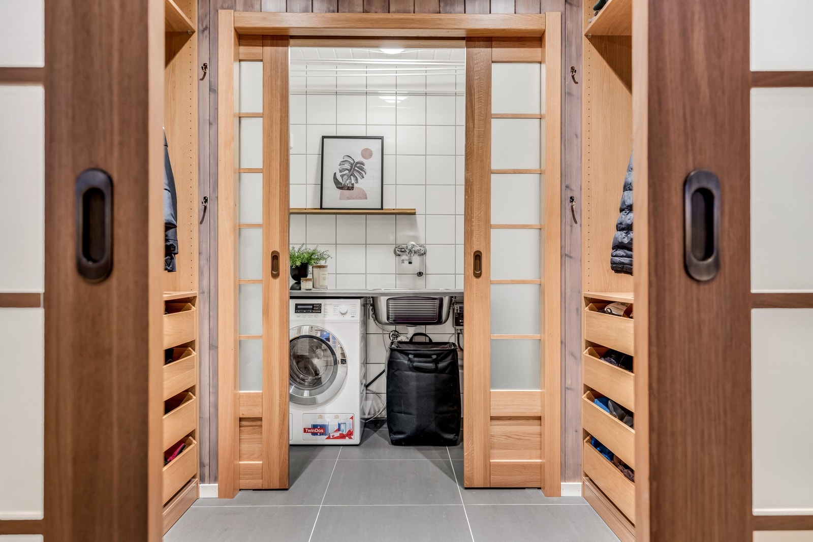 Praktisk vaskerom med skyllekar, tørkeskap og vaskemaskin - alt du trenger for en effektiv hverdag Galleribilde