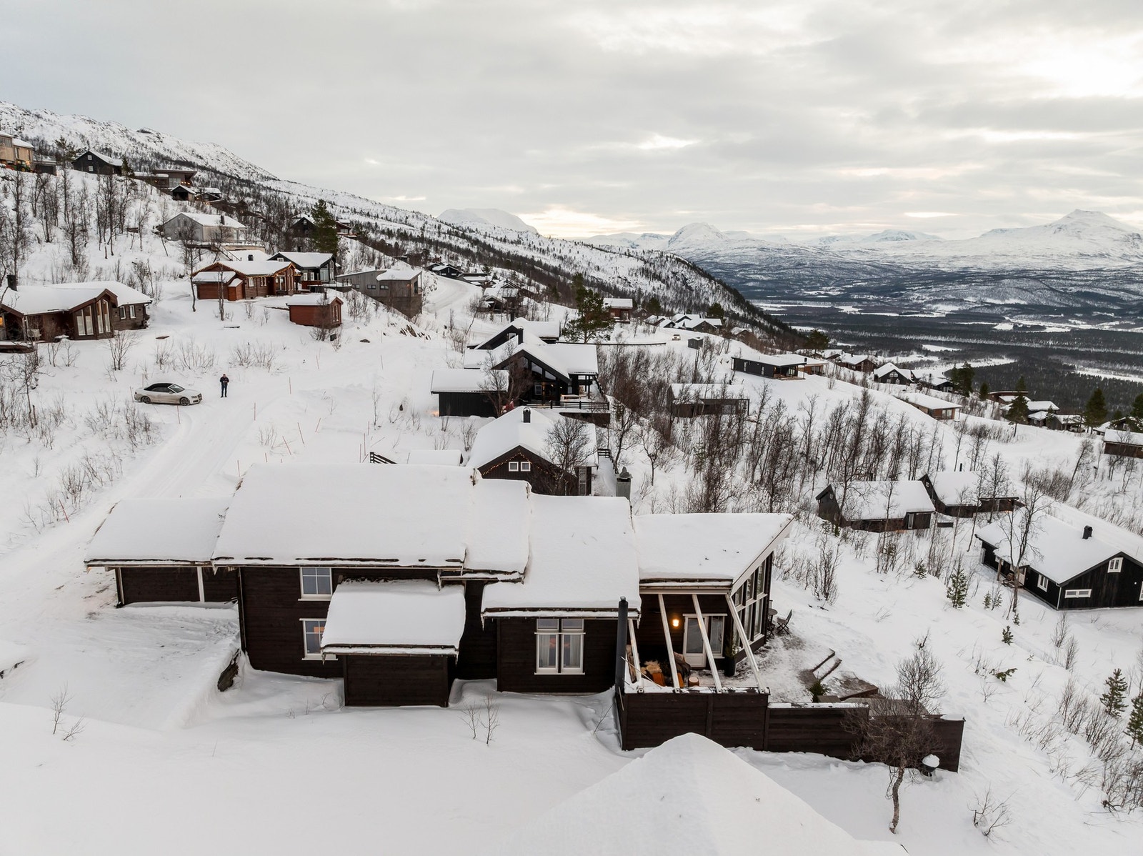 Her er det god plass for parkering til gjester og familie. Galleribilde