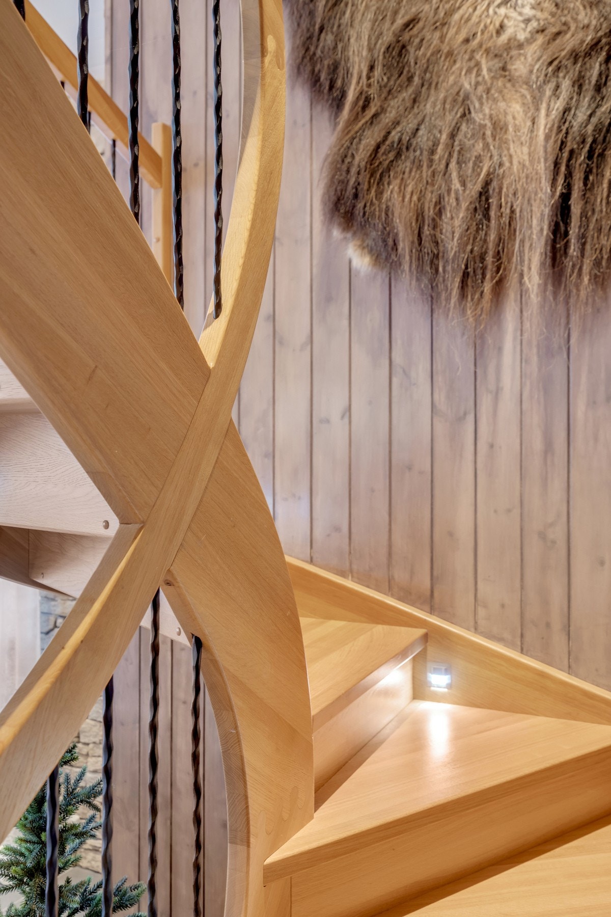 Stilren trapp til 2. etasje med innfelte lys mellom trinnene - en elegant detalj som gir både funksjon og atmosfære. Galleribilde