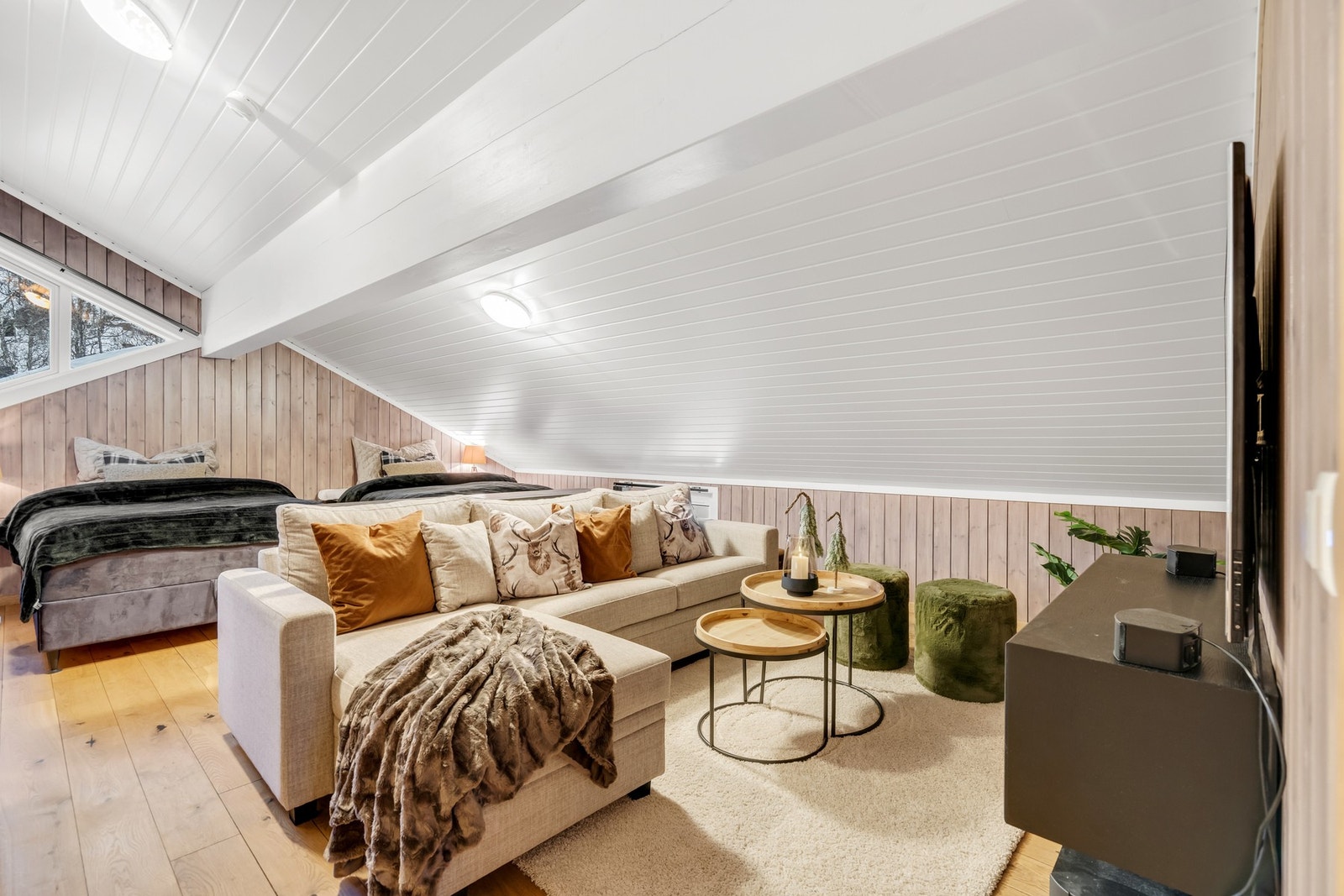 Stor og romslig TV-stue i 2. etasje - med fire sengeplasser, komfortabel sofa og god plass til TV og interiør. Perfekt for familier og gjester som ønsker å slappe av. Galleribilde