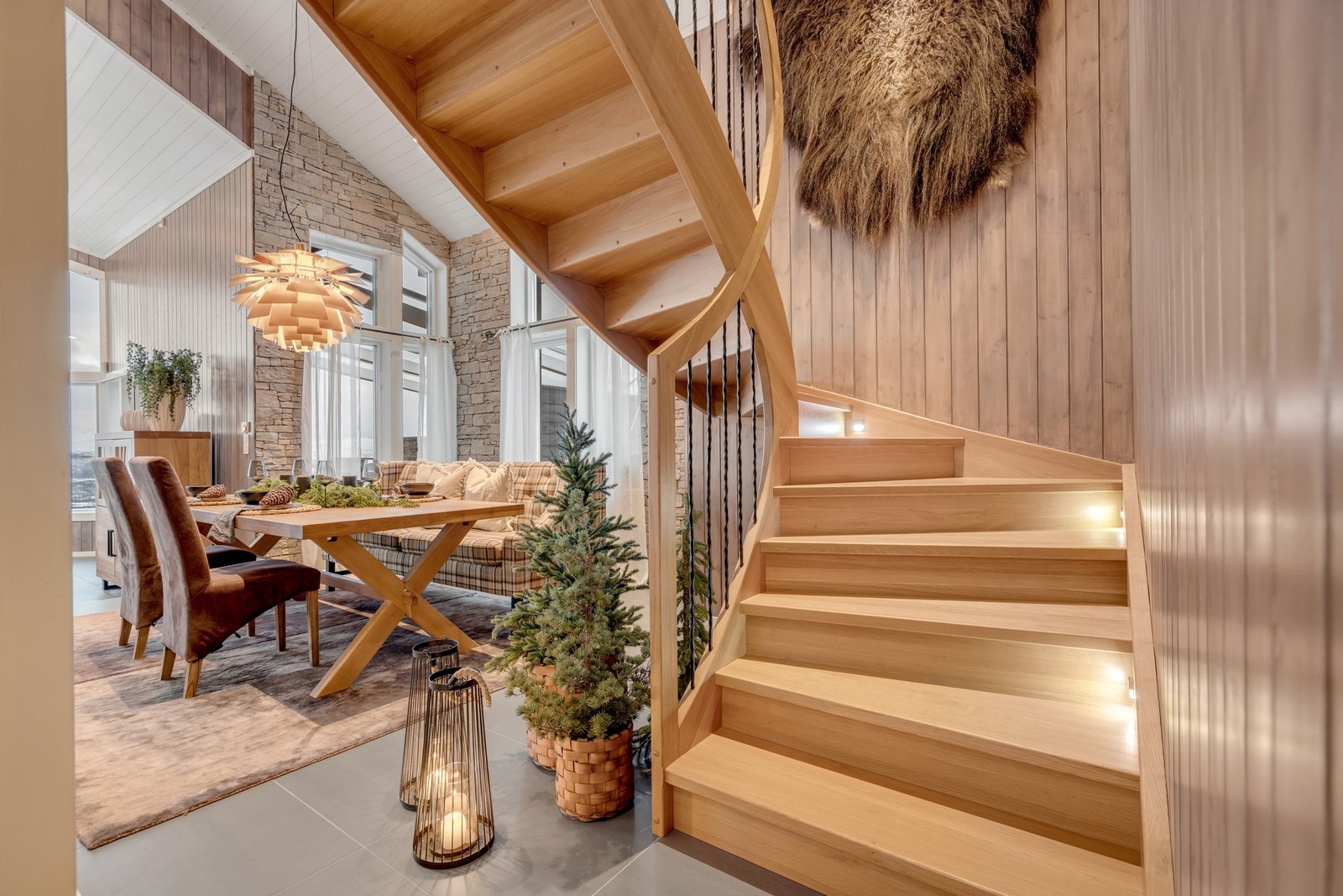 Elegant trapp i heltre som leder opp til 2. etasje - en stilren løsning som harmonerer perfekt med interiøret og planløsningen Galleribilde