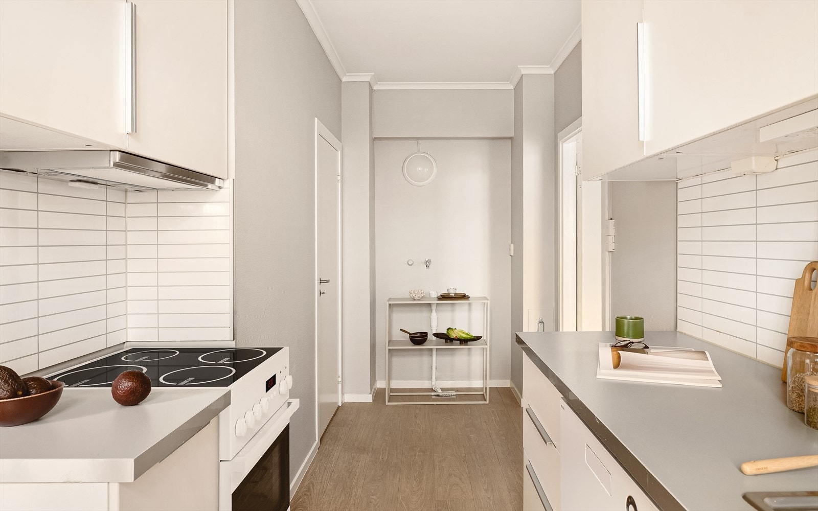 Det er opplegg for vaskemaskin på kjøkkenet. Galleribilde