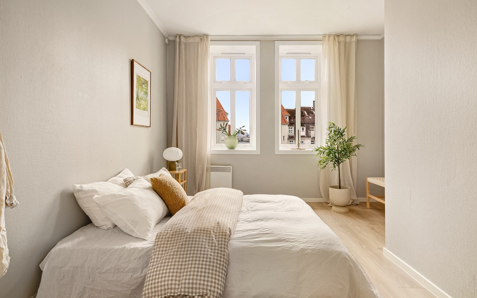 God plass til seng. Rommet har ellers et praktisk innhukk for garderobe. Galleribilde