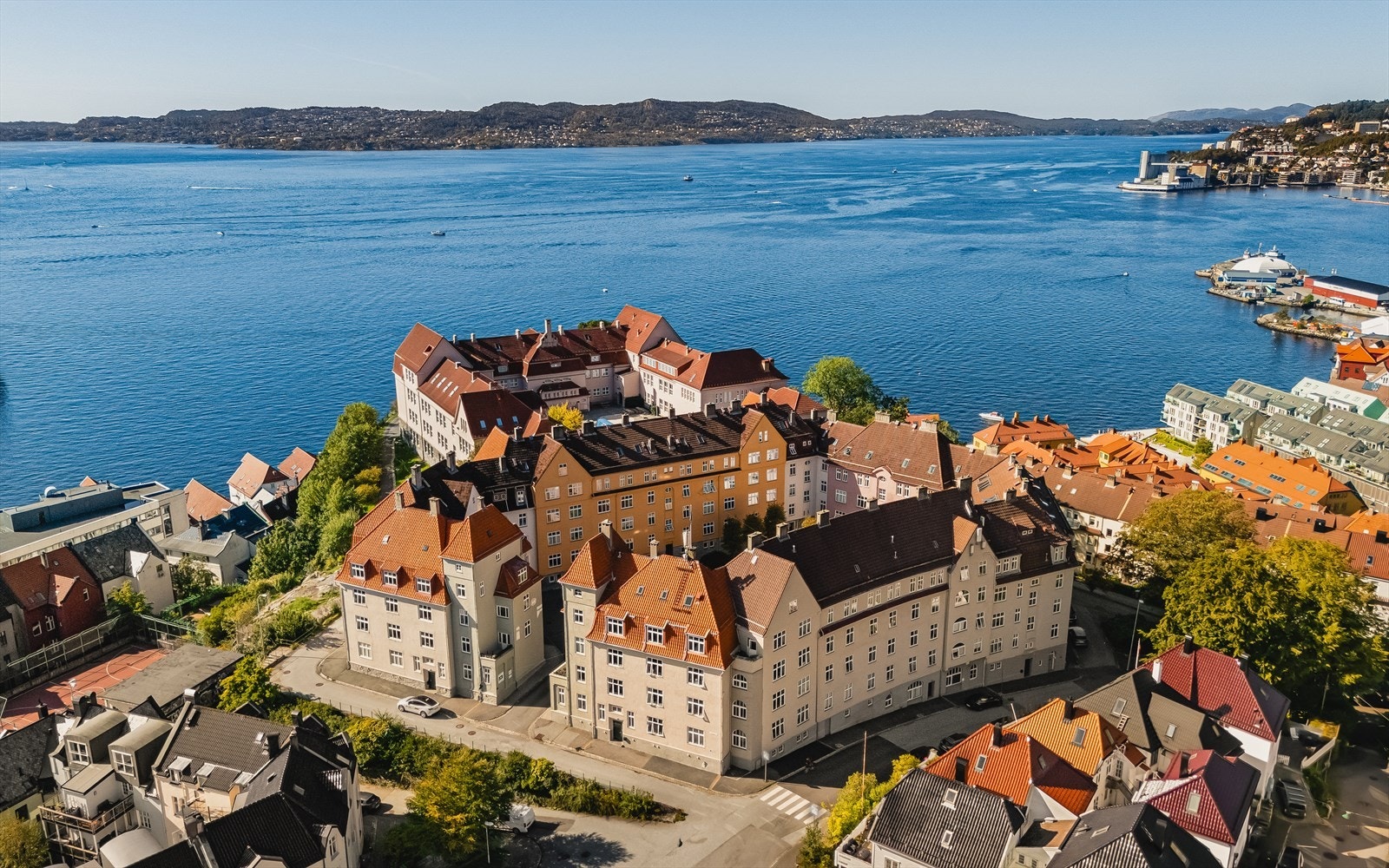 Komplekset ligger fint til på et lite høydedrag. Fra ytterdøren får du umiddelbar nærhet til alt det beste Norges vakreste by har å by på! Galleribilde