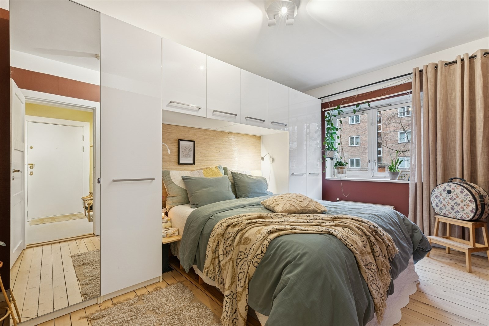 Boligen byr på to innbydende soverom som kombinerer komfort og funksjonalitet. Hovedsoverommet er romslig og har en praktisk garderobeløsning med overskap som gir rikelig oppbevaringsplass. Galleribilde