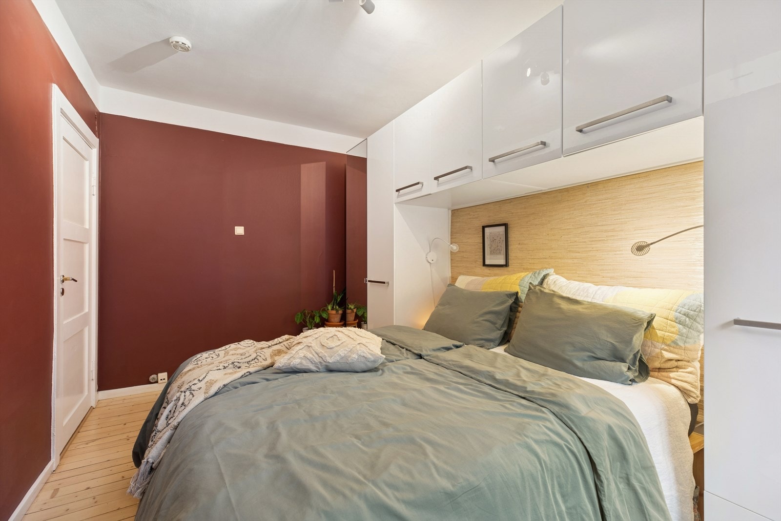 Store vinduer slipper inn godt med dagslys, og den harmoniske fargepaletten skaper en lun og avslappende atmosfære. Galleribilde