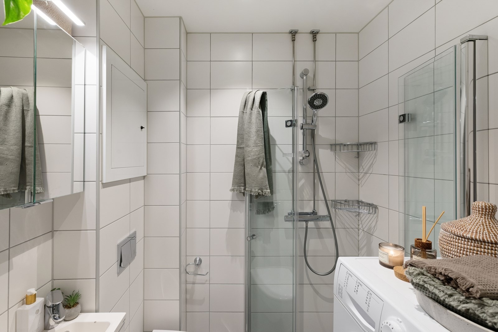 Tidsriktig bad med enkel og praktisk utforming. Galleribilde